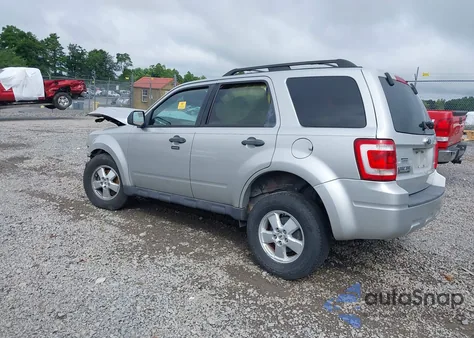 2009 Ford Escape Xlt z USA, uszkodzony, nr VIN 1FMCU93789KB27266